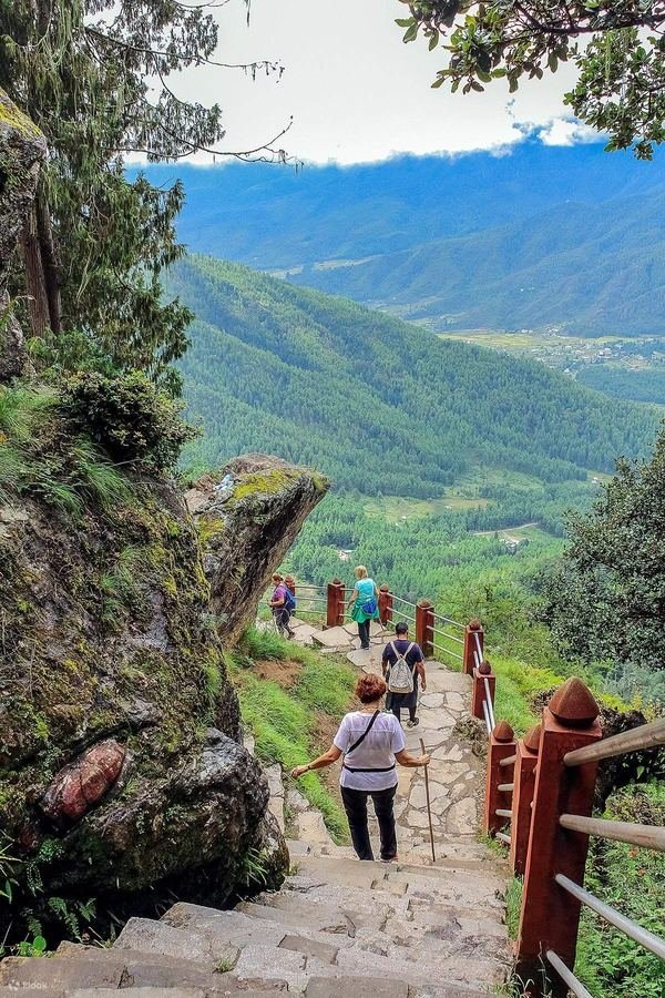 Hikers on the trail to Tiger&rsquo;s Nest