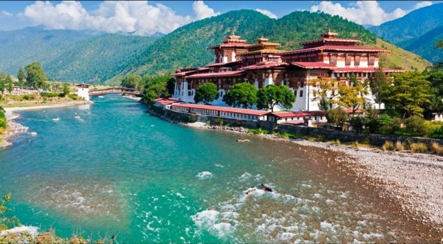 Punakha Dzong at the confluence of the Pho Chhu and Mo Chhu rivers