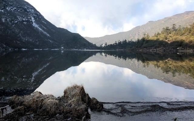 Jimilang Tsho reflecting the surrounding ridges