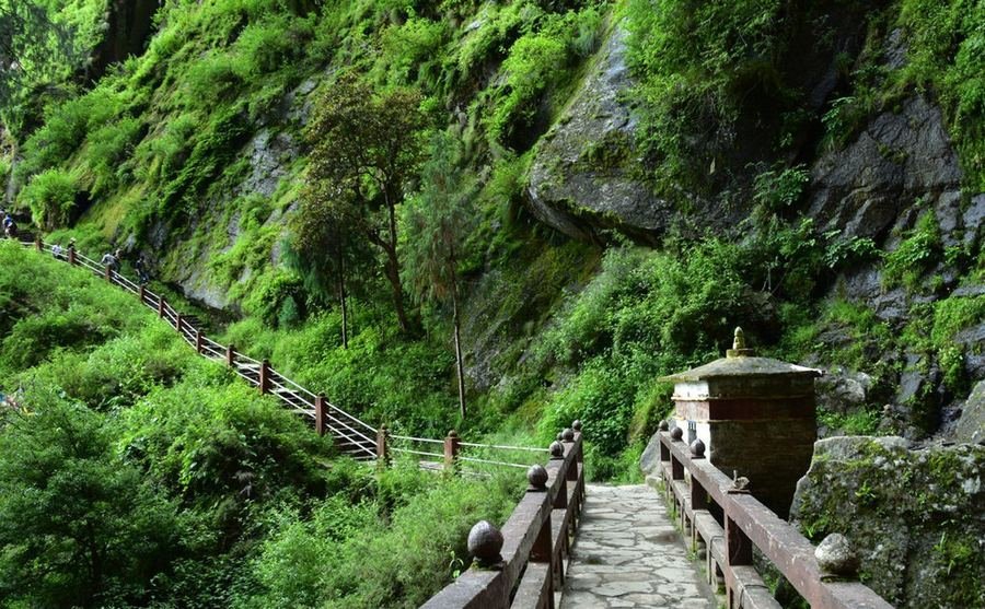 Stepped path descending towards Tiger&rsquo;s Nest