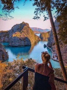 Traveller at the Kayangan Lake viewpoint above the lagoon