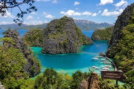 View from the Kayangan Lake viewpoint over the bay and moored bangkas